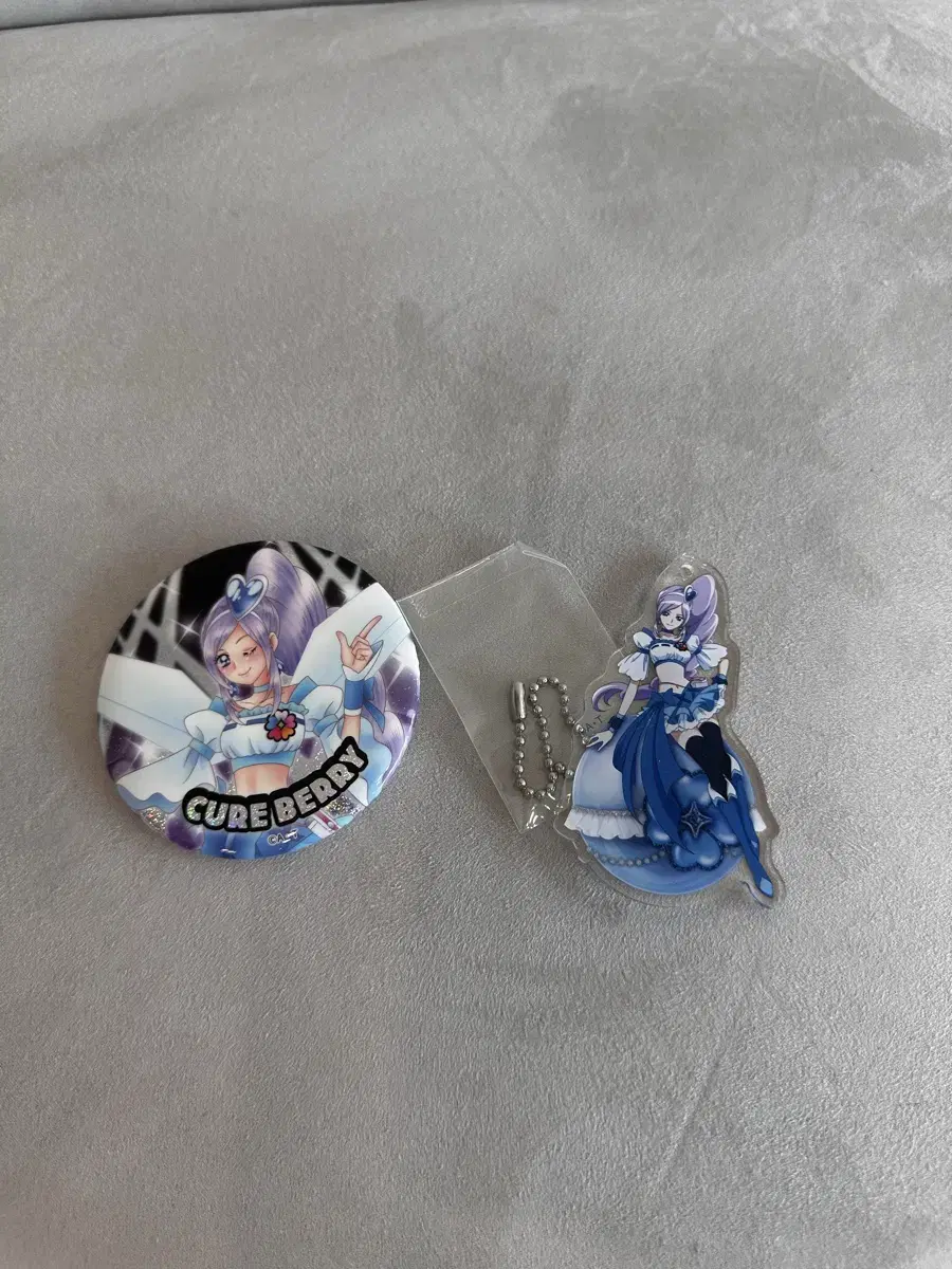 Precure 20th Anniversary hologram Canbadge + acrylic keyring / Cure Vari