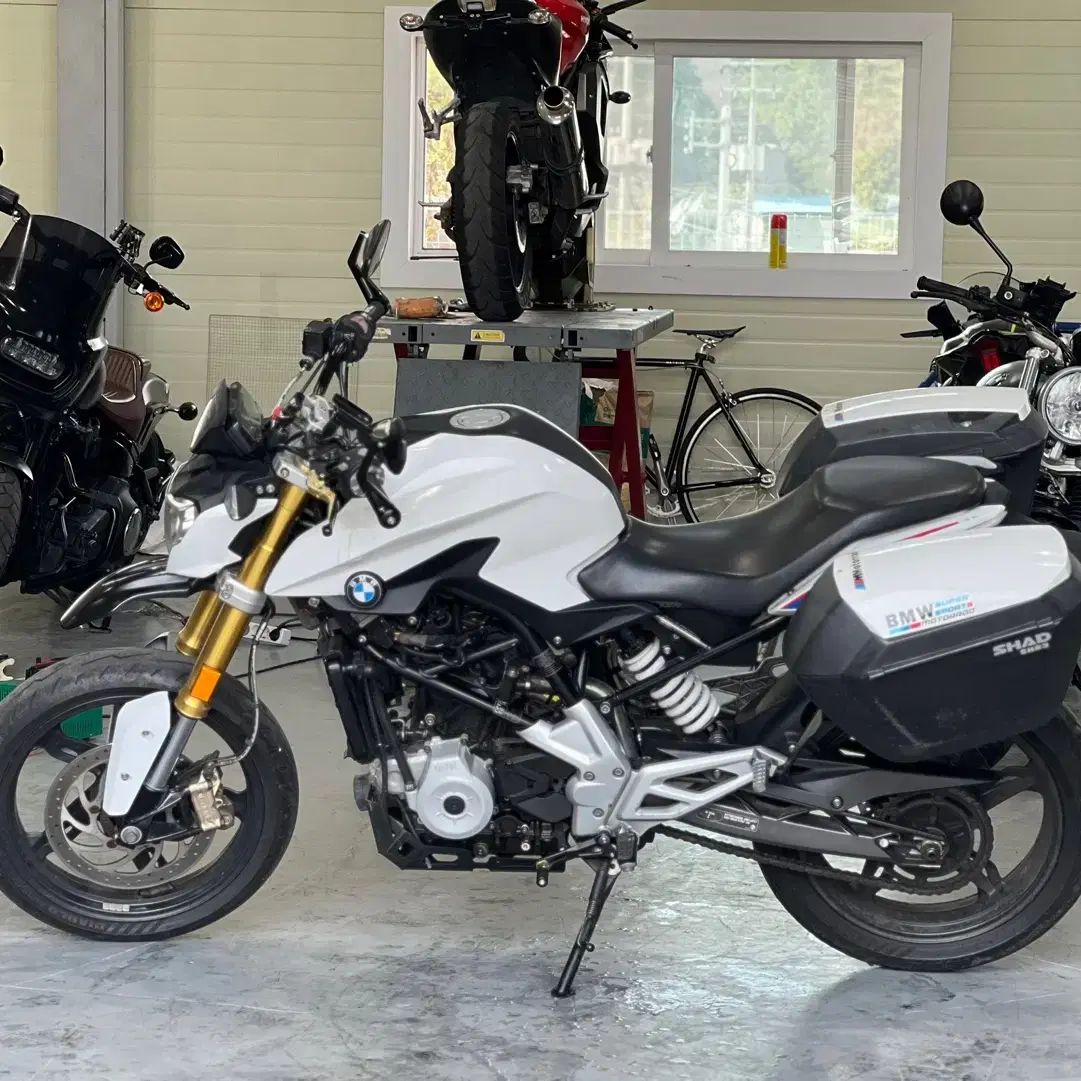 bmw g310r 18년식 양쪽 사이드박스 흰색 컬러 차량 판매합니다