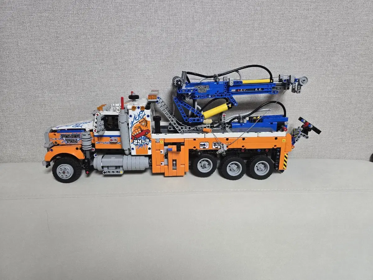 LEGO Technic Heavy Duty Tow Truck