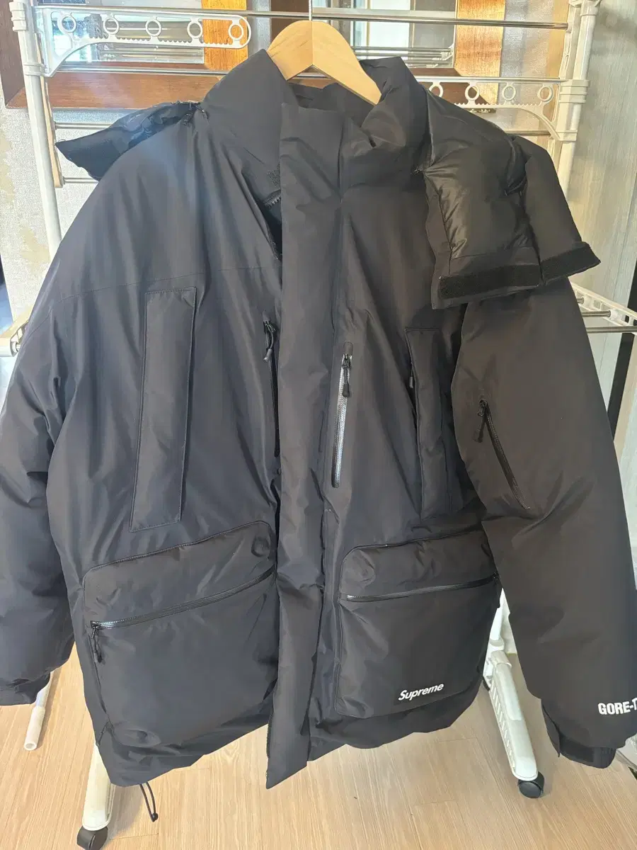 [L] Supreme Gore-Tex 700-Fill Down Parka Black - 22FW