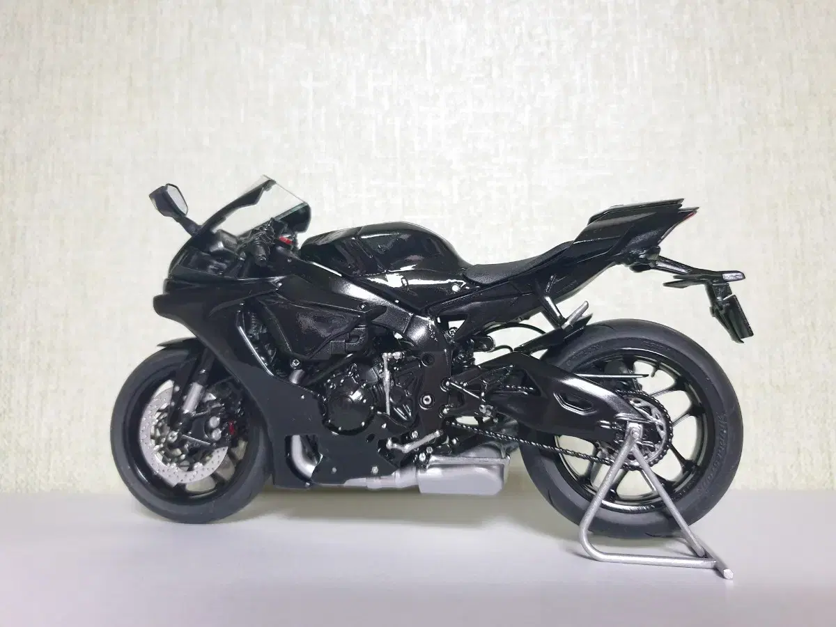 Yamaha YZF-R1M Bike Model 1:12