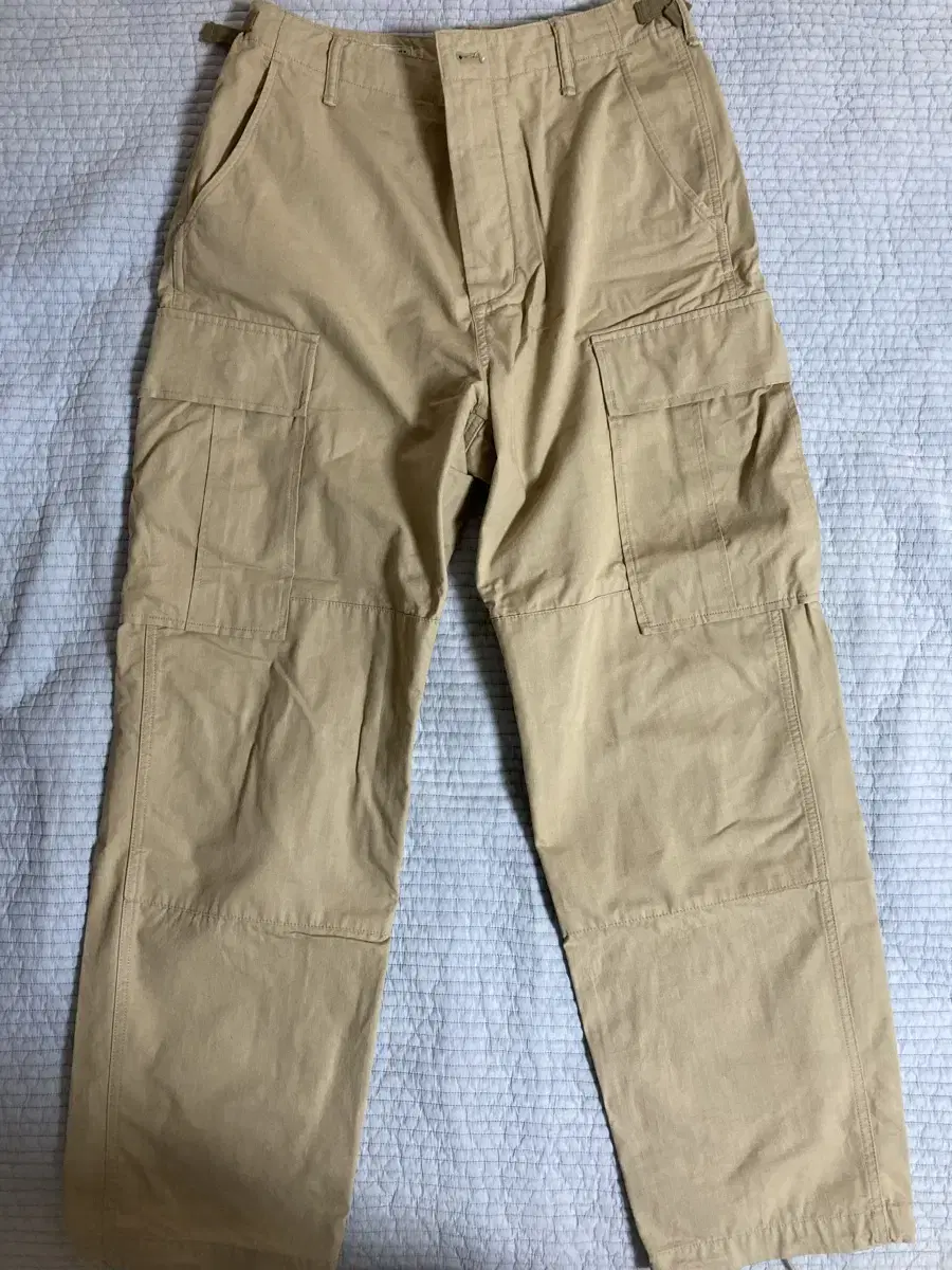 Cargo pants in khakis