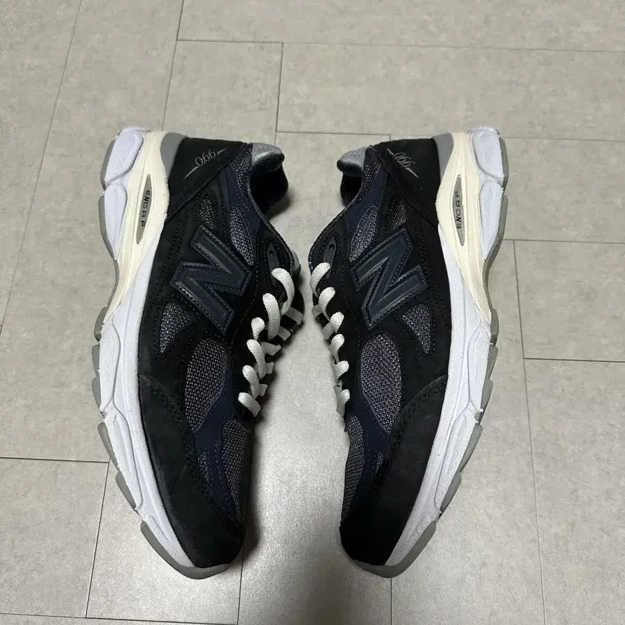 뉴발란스 x kith 990v3 제네시스 270