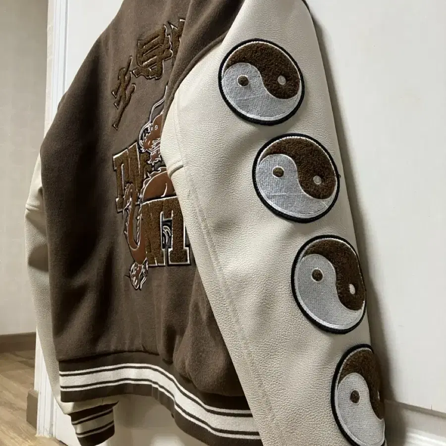 [도미넌트] Dragon Varsity Jacket_Brown M