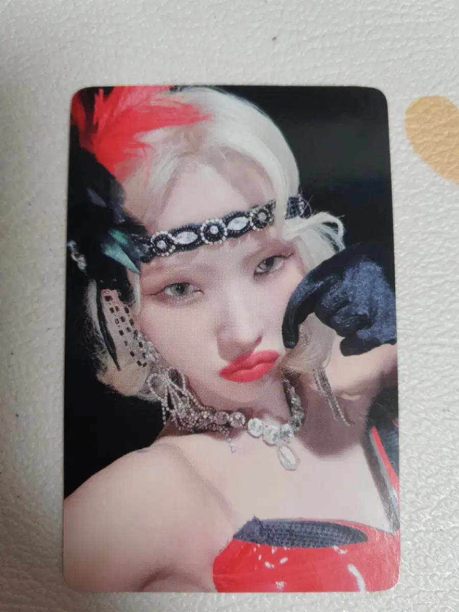 Soyeon sells I LOVE ballpoint photocards!