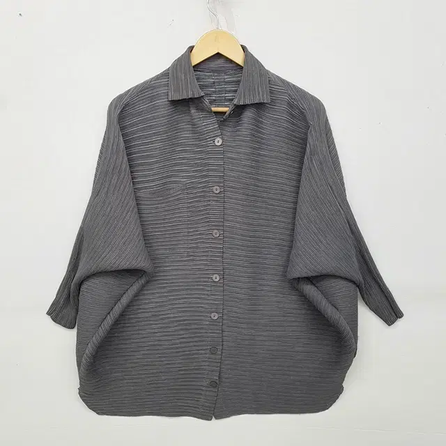 Pleated overfit shirt