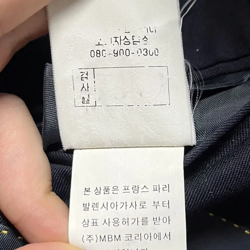 발렌시아가 네이비 블레이져 L사이즈 판매합니다.