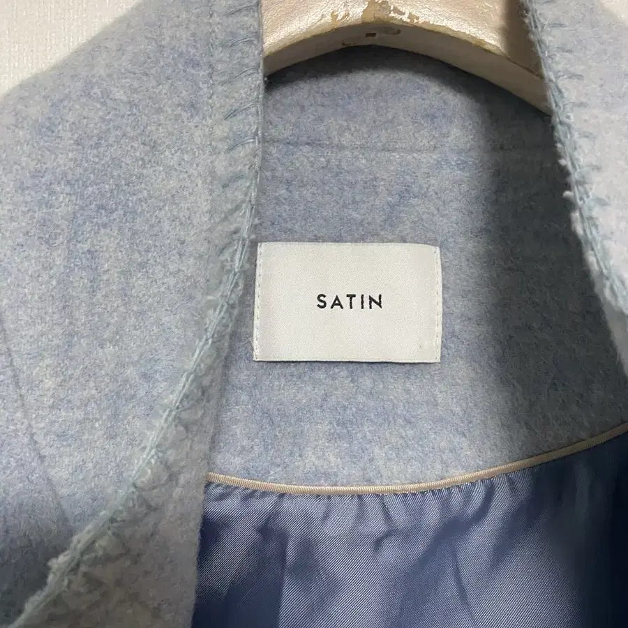 SATIN 사틴 베이비블루 판초형 하프코트