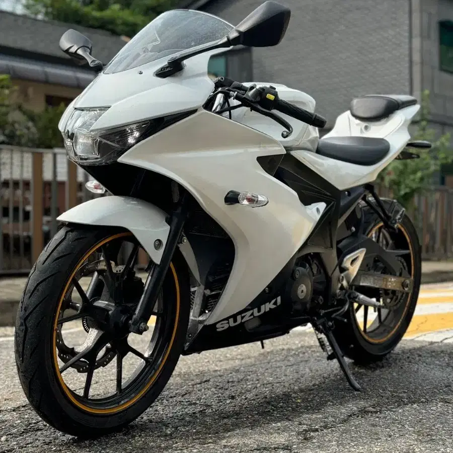 스즈키 gsxr-125 18년식 흰색차량 판매합니다.