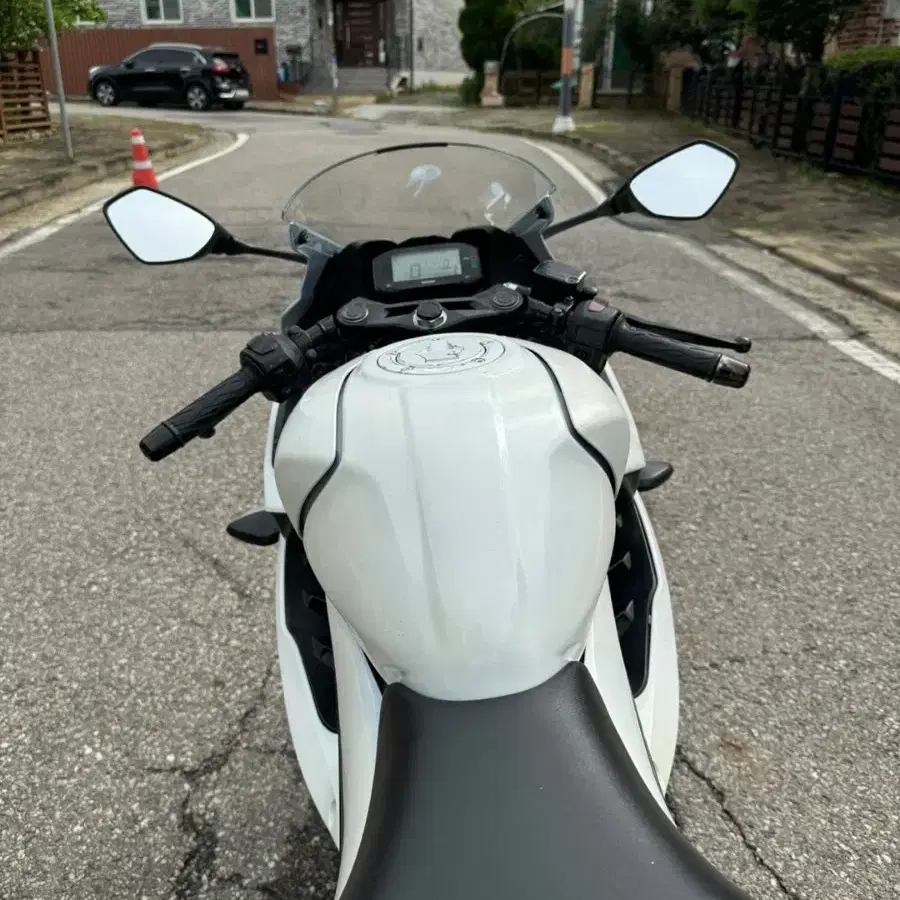 스즈키 gsxr-125 18년식 흰색차량 판매합니다.