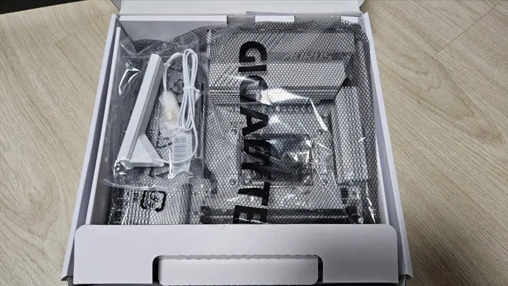 GIGABYTE B650M AORUS ELITE AX ICE