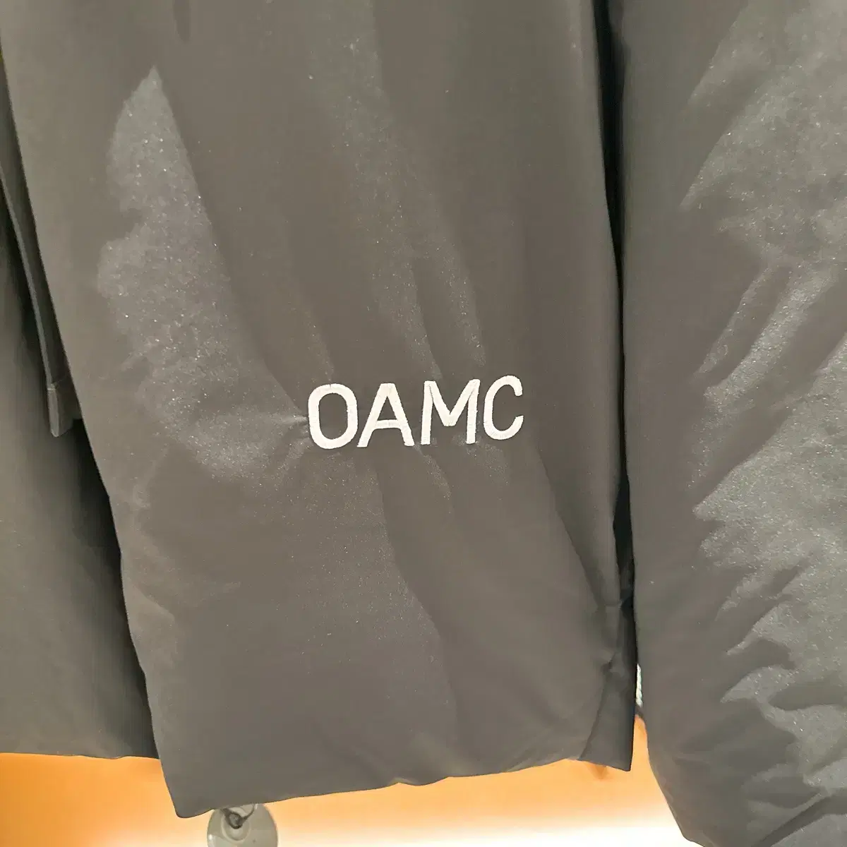 (정품/새상품) OAMC 남성 블랙 피스메이커 백로고 후드 패딩 점퍼