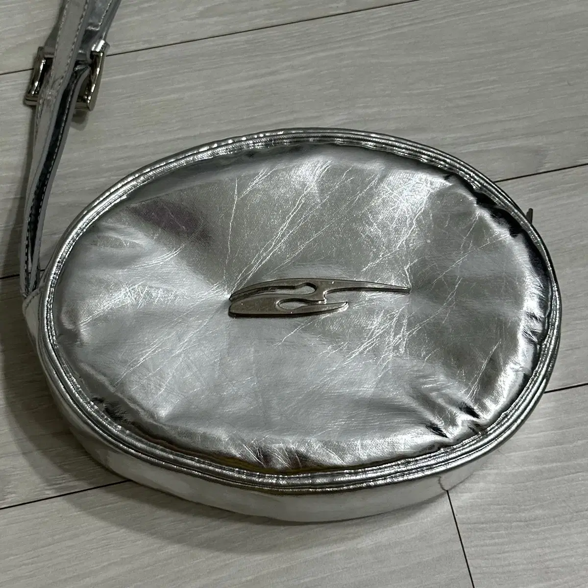 [LEEY] PLAQUE BELT CLUTCH GLOSSY SILVER