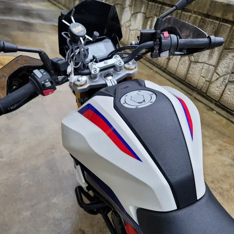 22년식 BMW G310R 화이트 판매