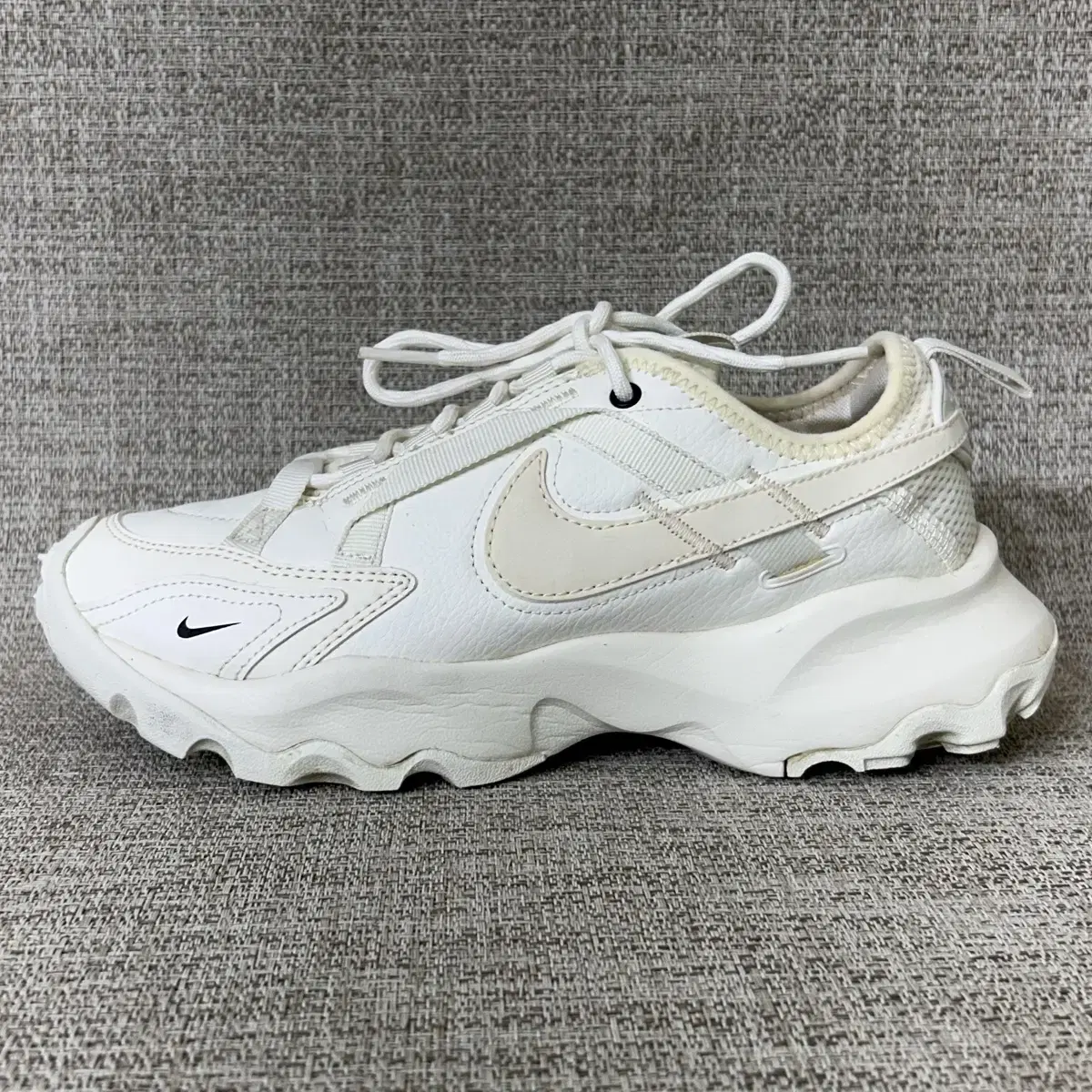 [여자 235]NIKE 나이키 운동화 써밋화이트 TC7900