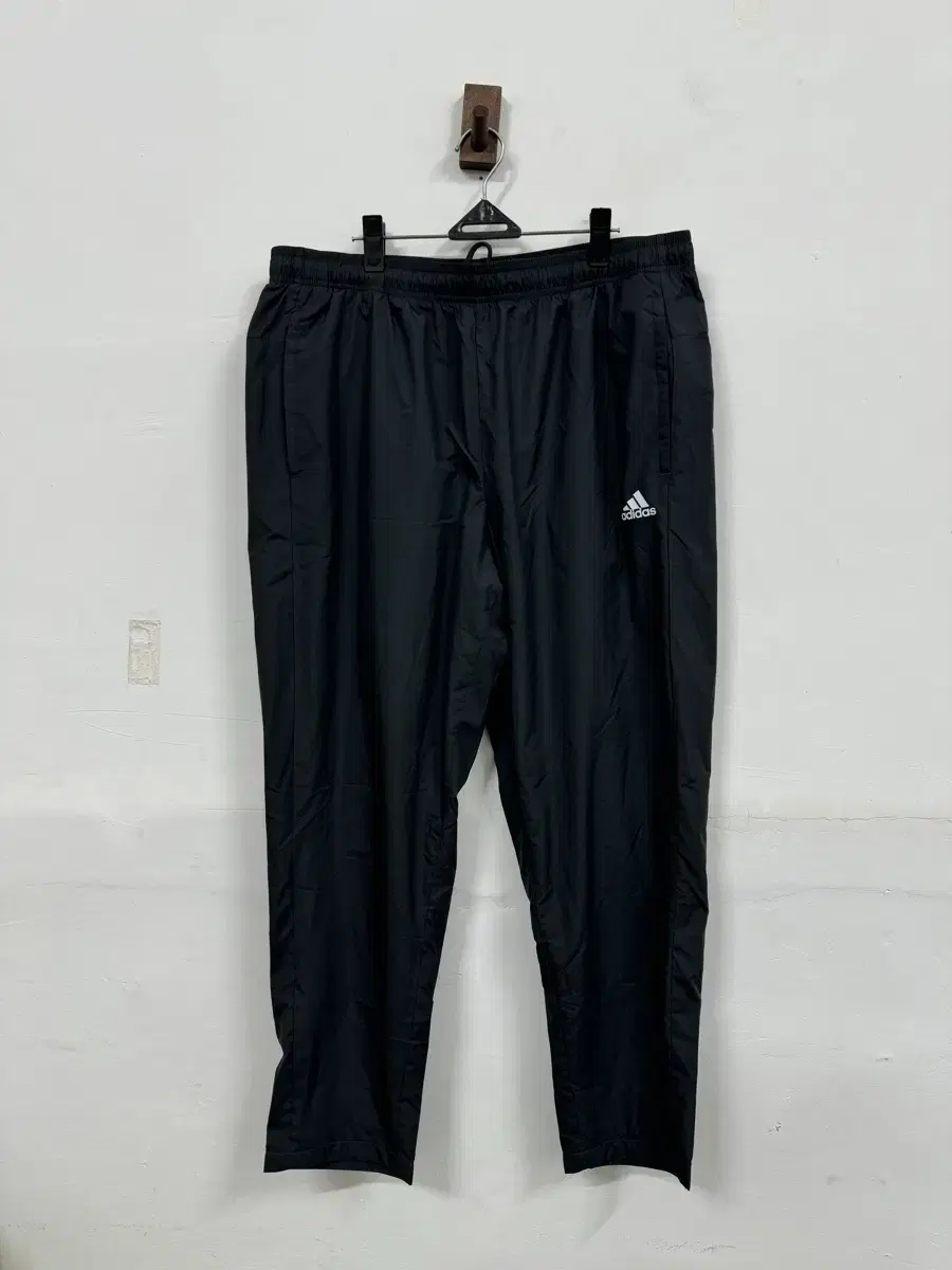 (36)Adidas Woven Windpants