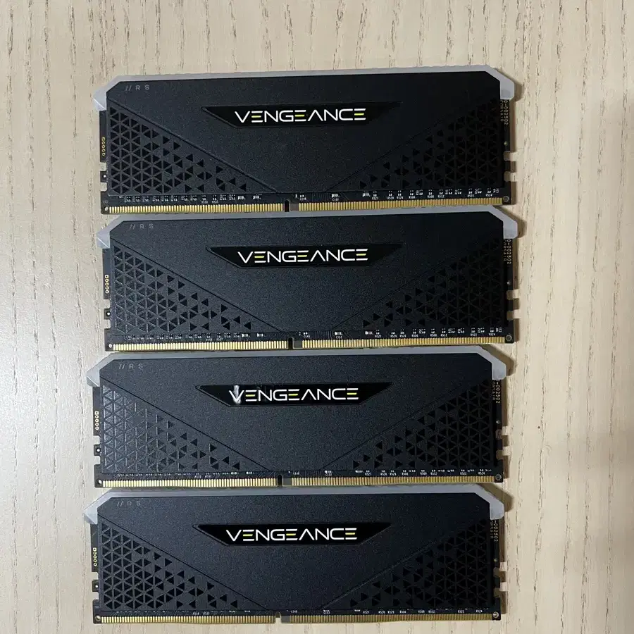 커세어 벤젼스 rgb 램 ddr4 3600 64g ( 16g x 4)