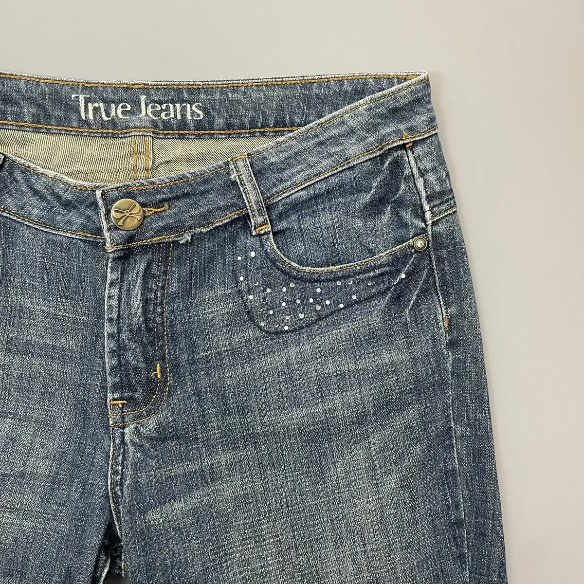 (32) True Jeans 리본버튼 큐빅 워싱 세미부츠컷 데님 팬츠