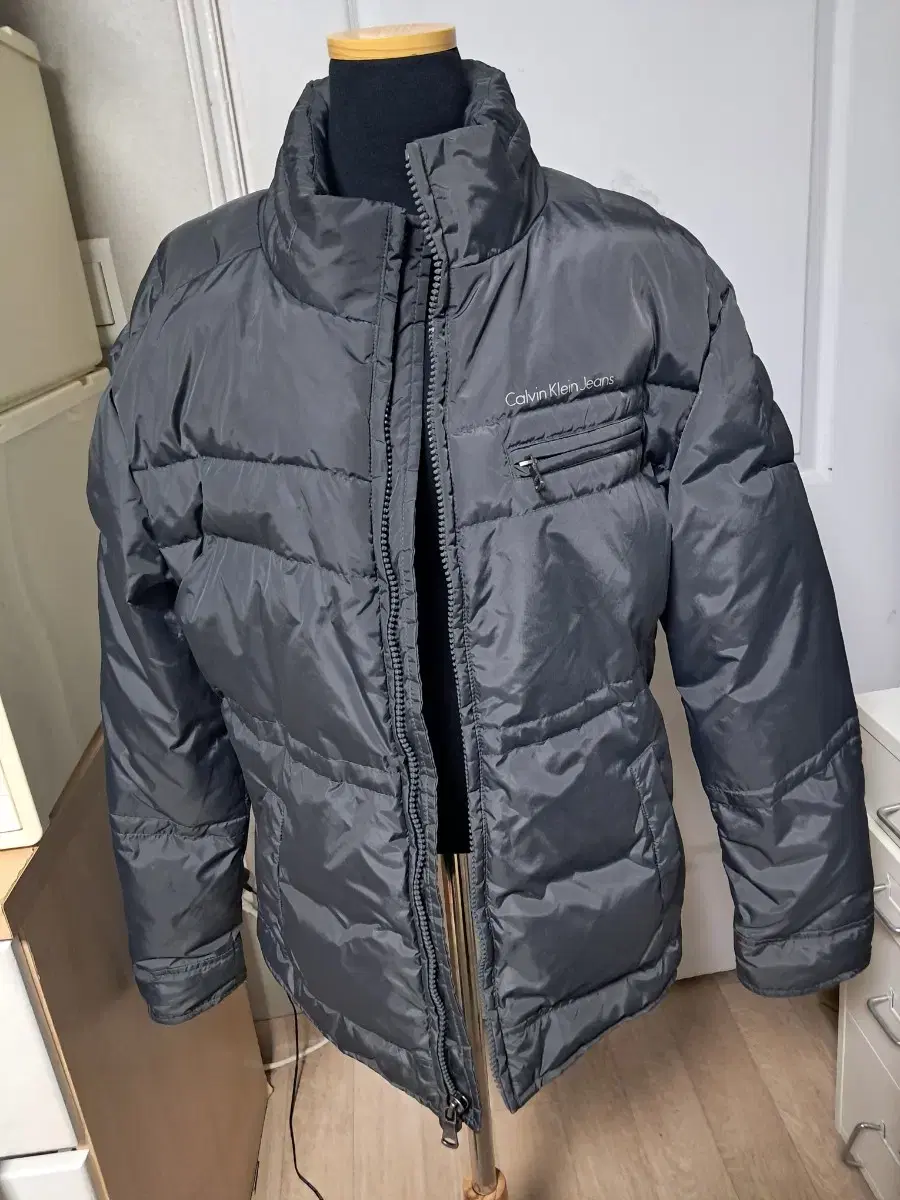 Calvin Klein Men's Padded Duck Down 100 (size L)Condition is excellent