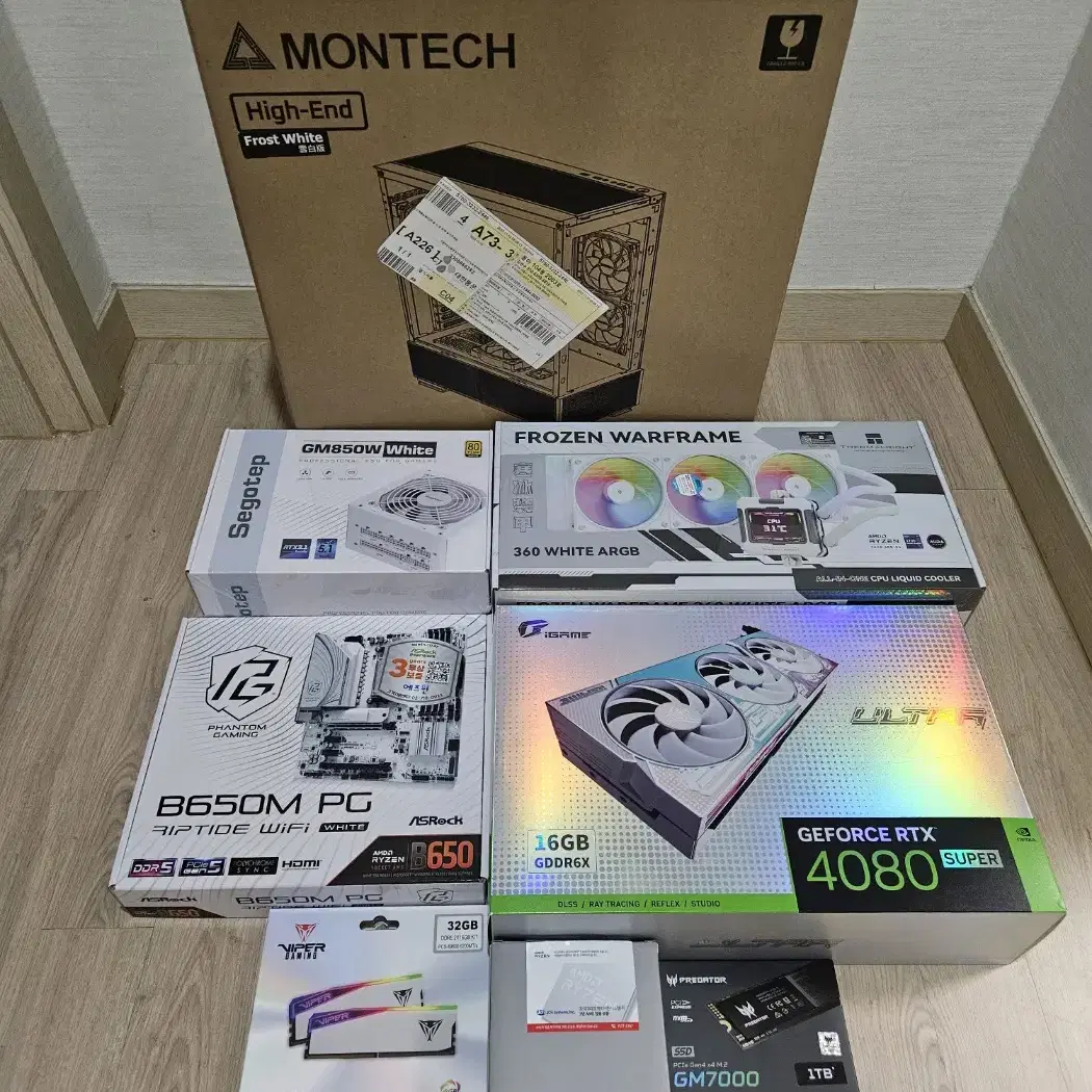 (화이트)라이젠7900x3d 램32g 1테라 4080 SUPER 수냉!~