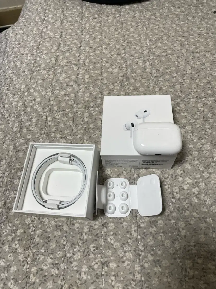 AirPods Pro 2nd Gen (full box)