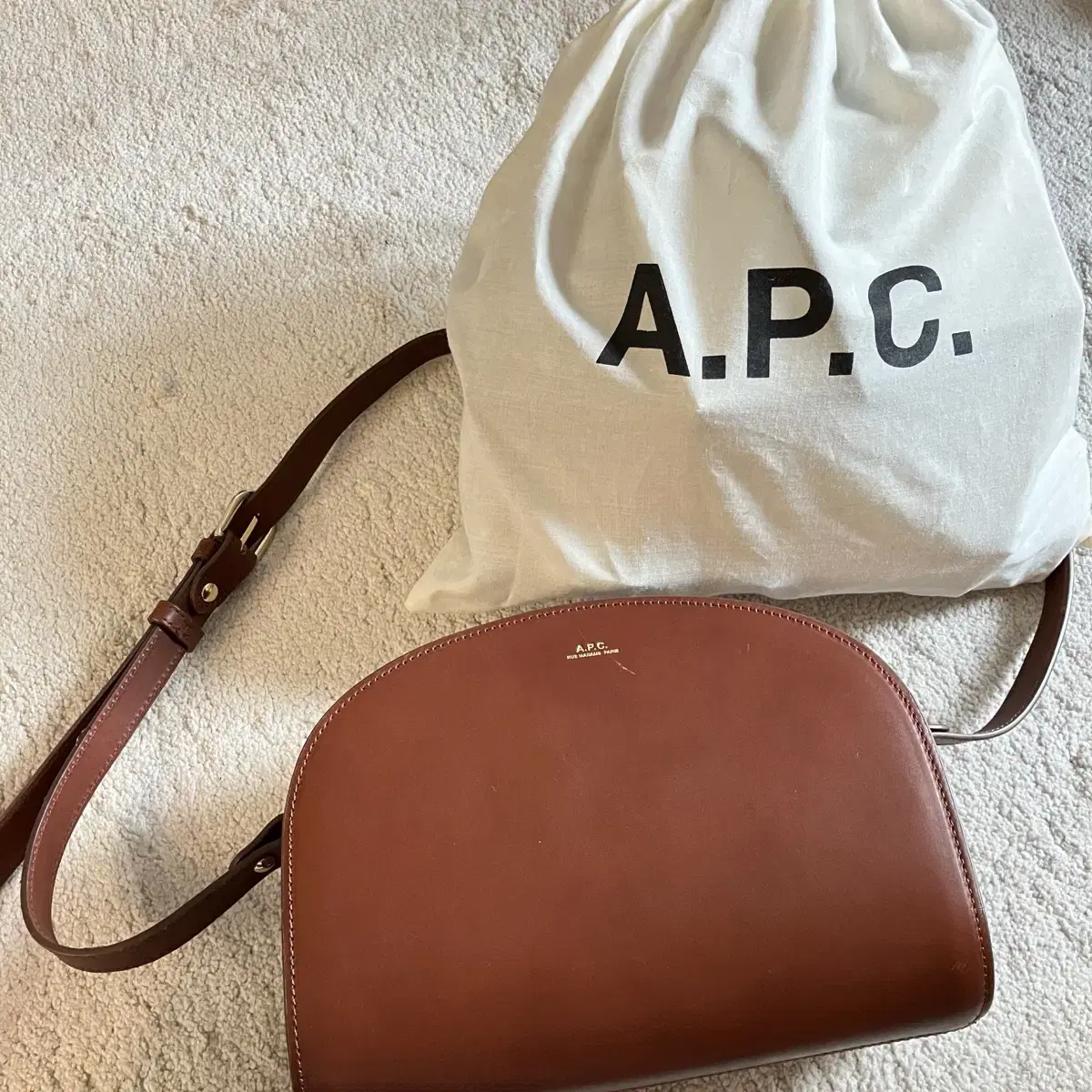 A.P.C. 아페쎄 하프문백 브라운