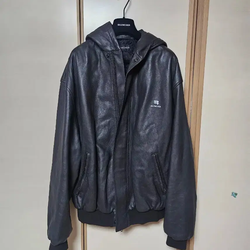발렌시아가 택시 후드 사진 1
