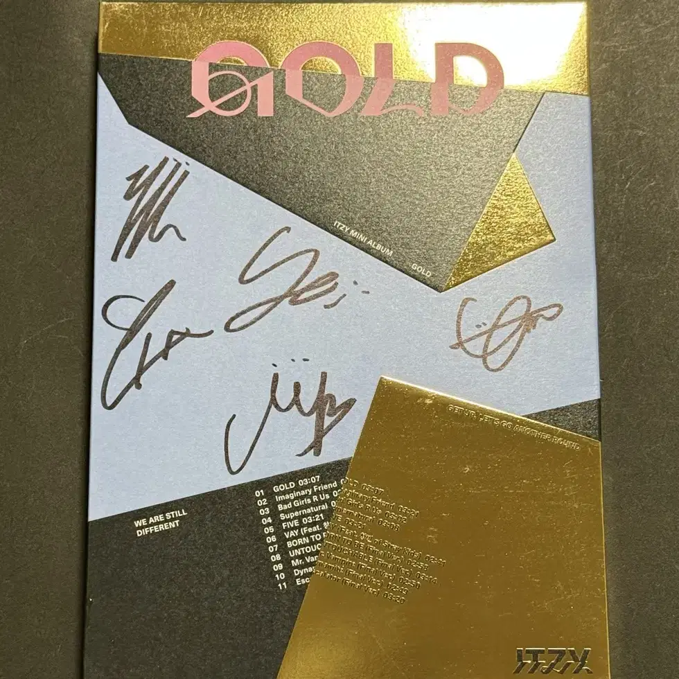 있지 ITZY GOLD 친필 싸인앨범 팝니다