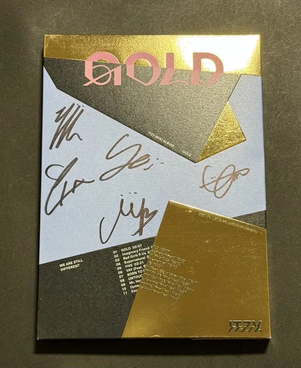 있지 ITZY GOLD 친필 싸인앨범 팝니다