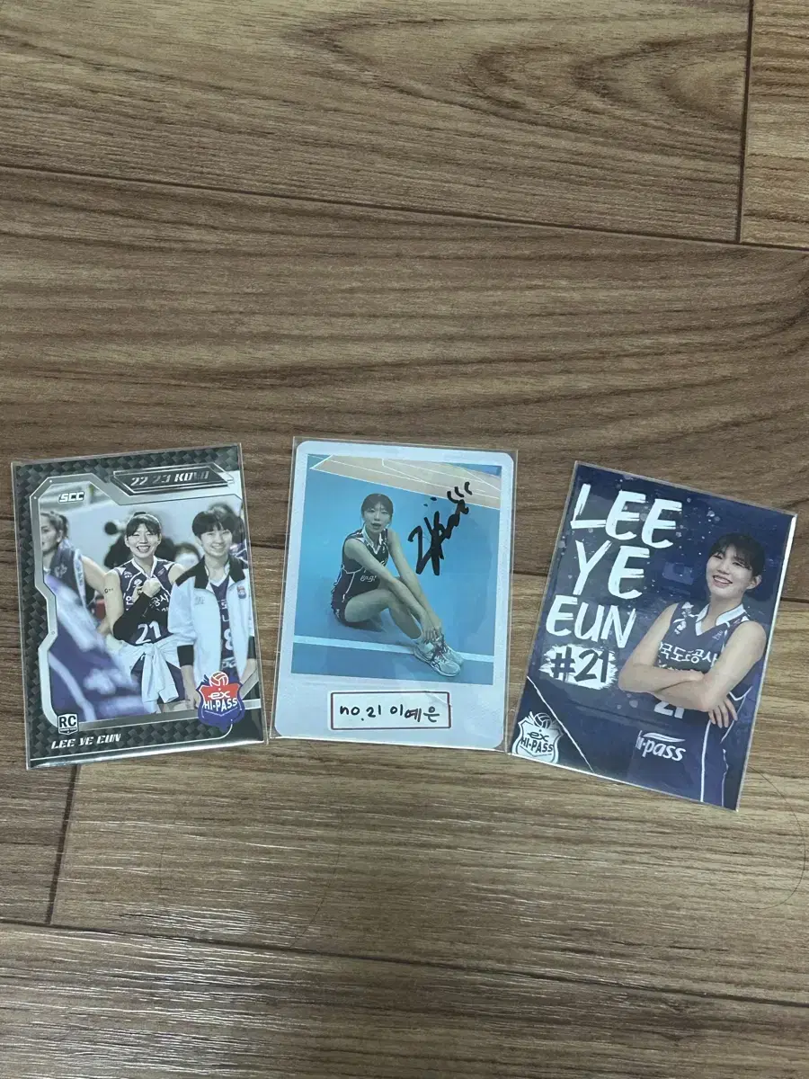 Roadworks volleyball team Yeeun Lee sells photo cards