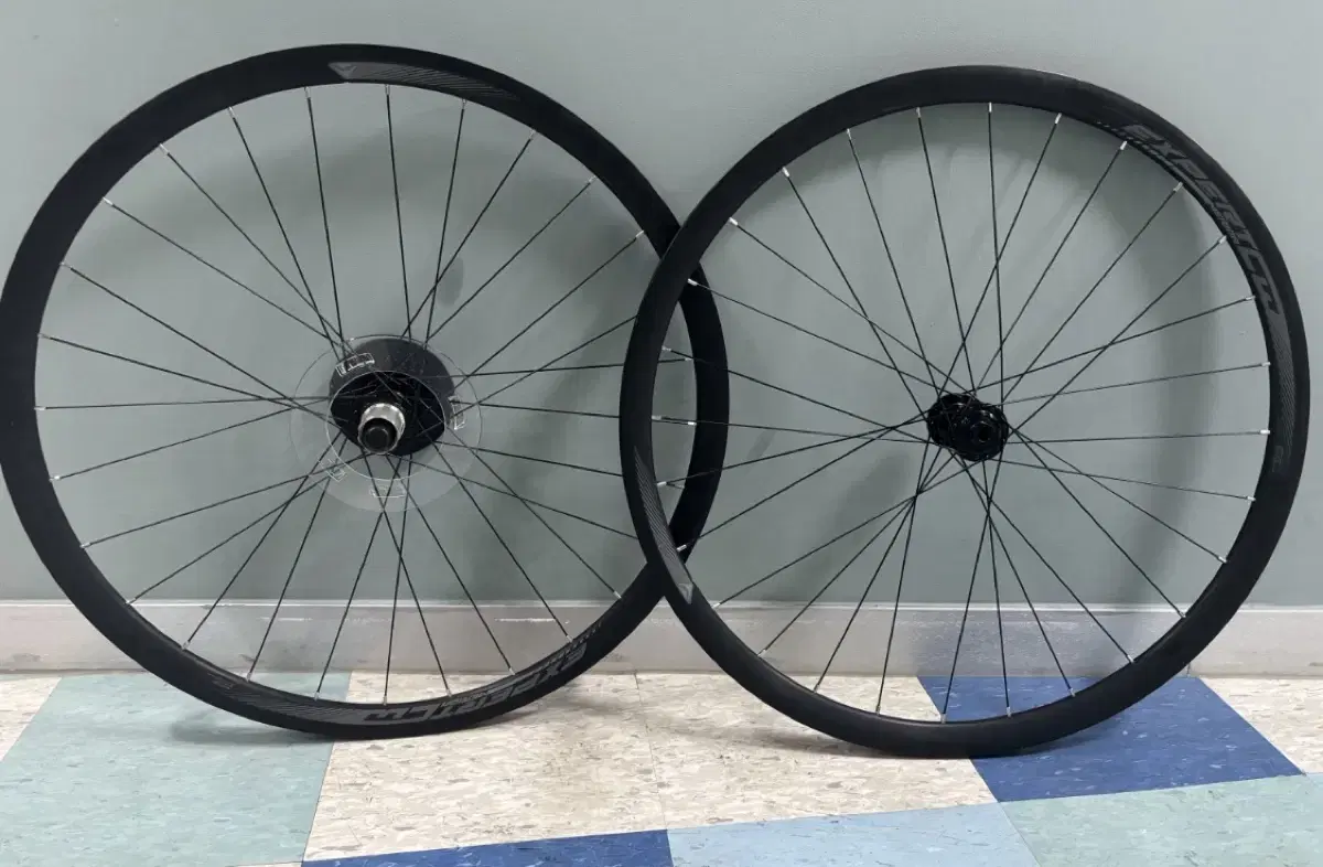 Merida Expedition CW road wheels for sale