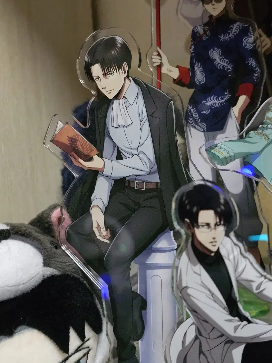 Levi Reading, giant of the jin, sells acrylic 