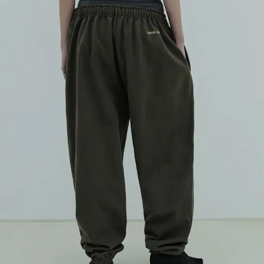 엘이이와이 RUBBER LOGO JOGGER PANTS KHAKI