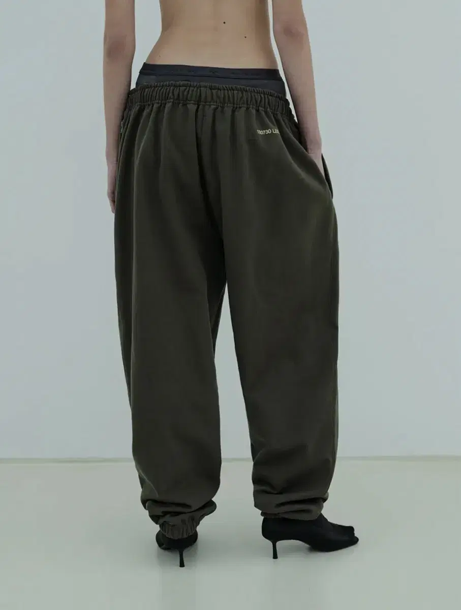 엘이이와이 RUBBER LOGO JOGGER PANTS KHAKI