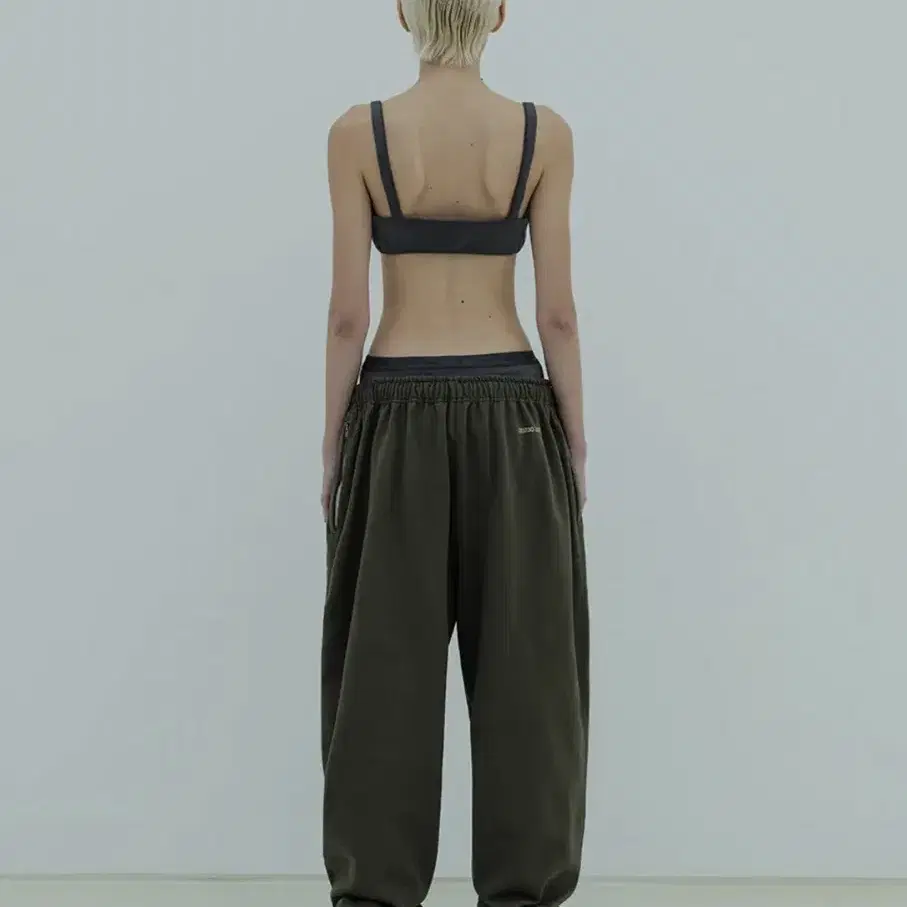 엘이이와이 RUBBER LOGO JOGGER PANTS KHAKI