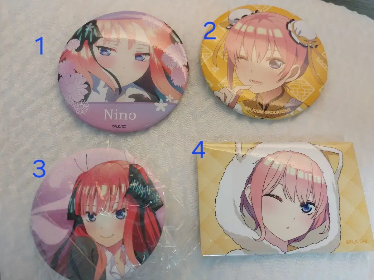 Contact) I'm selling the can badges of Nakano Nino and Nakano Ichika, the Bride of the Fifths.