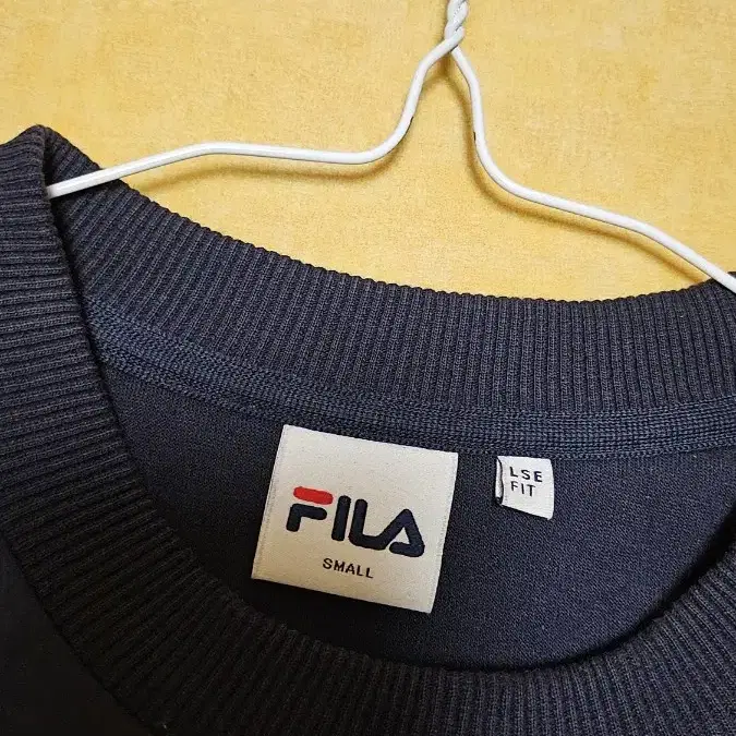 휠라 FILA 절개 배색 맨투맨 small