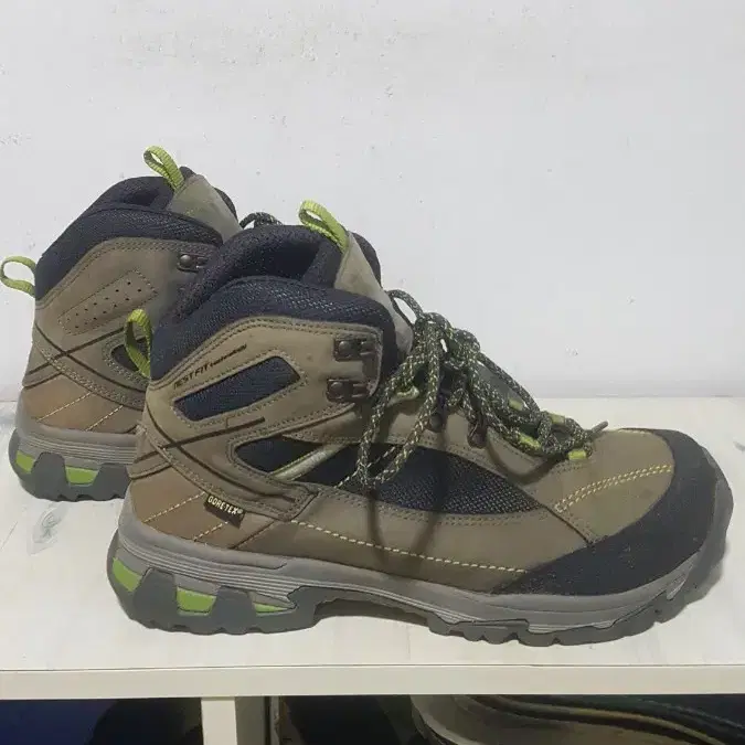 택포 270-275 A급 정품 트렉스타 GORE-TEX 트레킹 중등산화