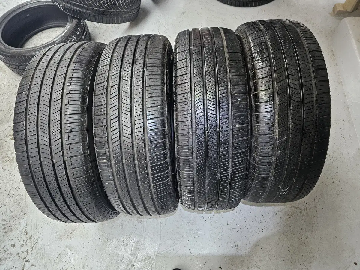 235/65R17   중고타이어 4본