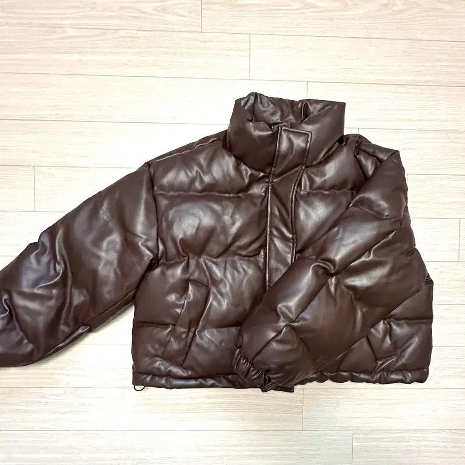 줄리아페페 Urban Crop Leather Padding (Brown)