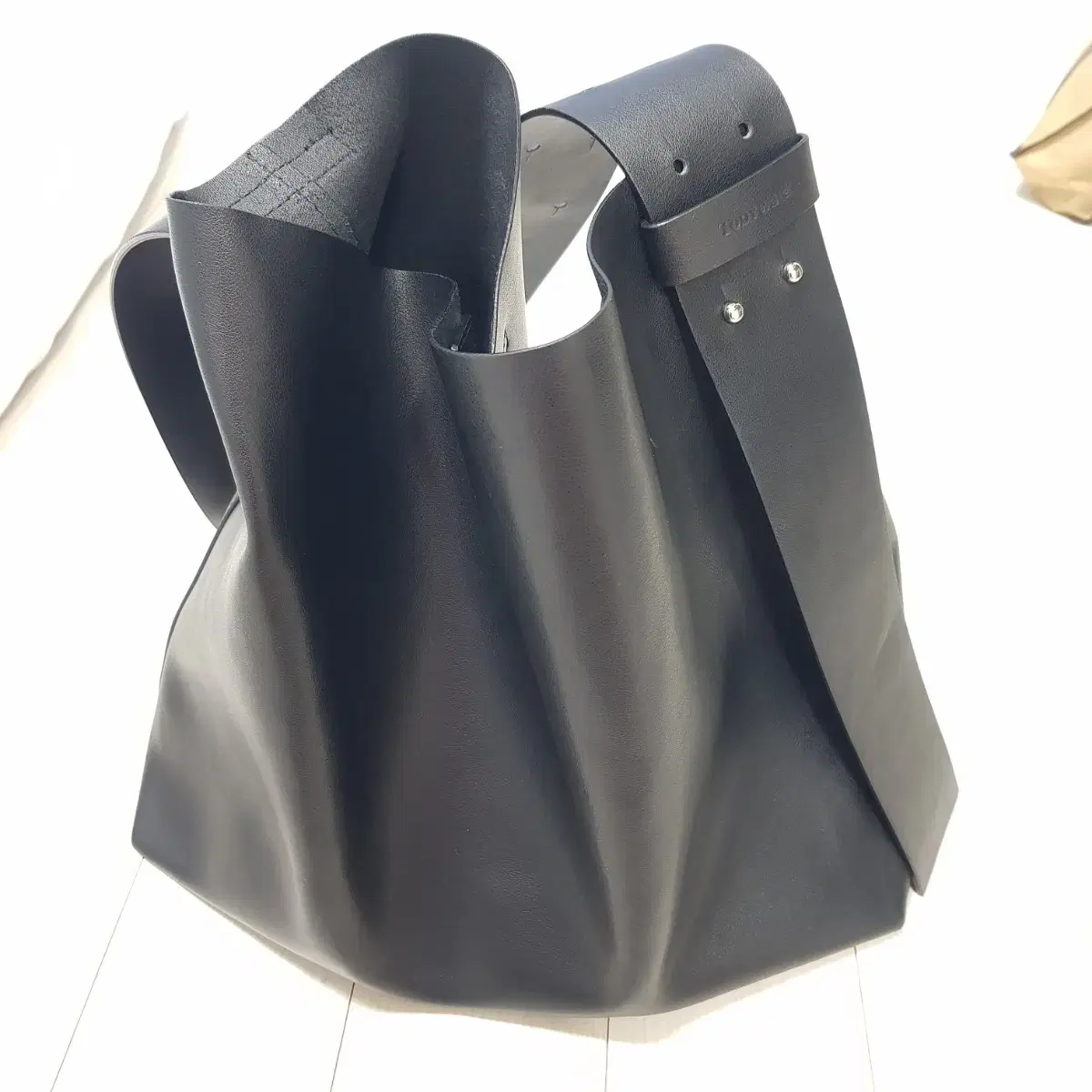 토니웩 / Wide Strap Leather Square Bag