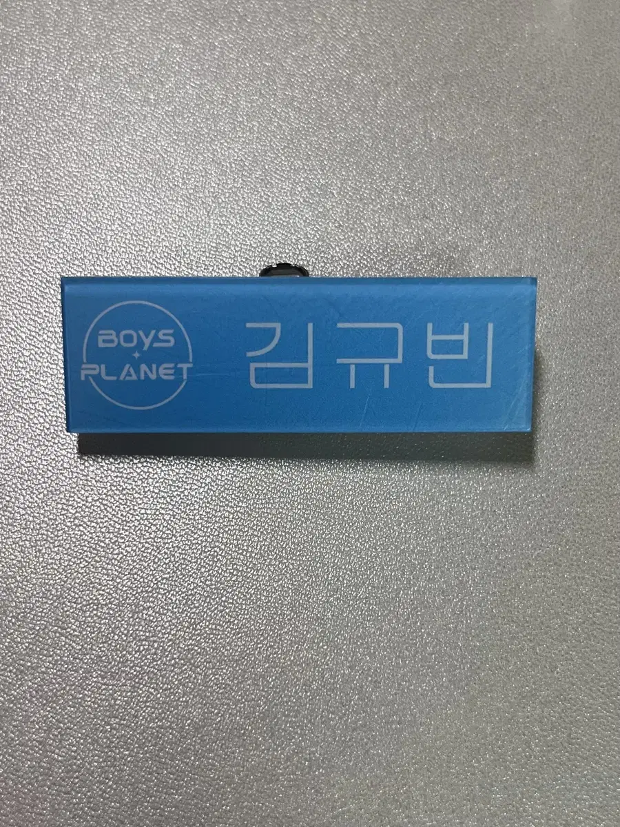 zerobaseone kim gyuvin sells bopple badges