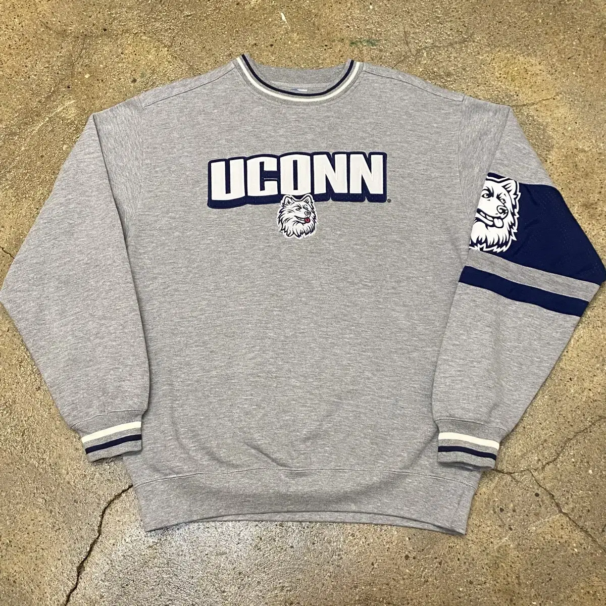 00s USA 빈티지 NCAA UCONN 맨투맨