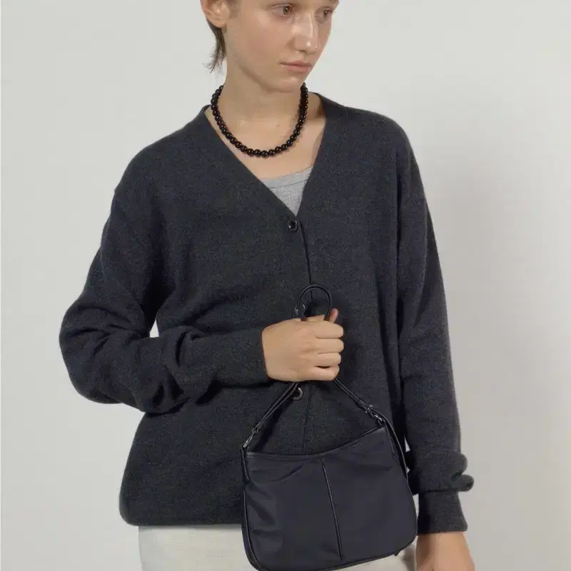 어그스트 oversized v-neck cardigan charcoal