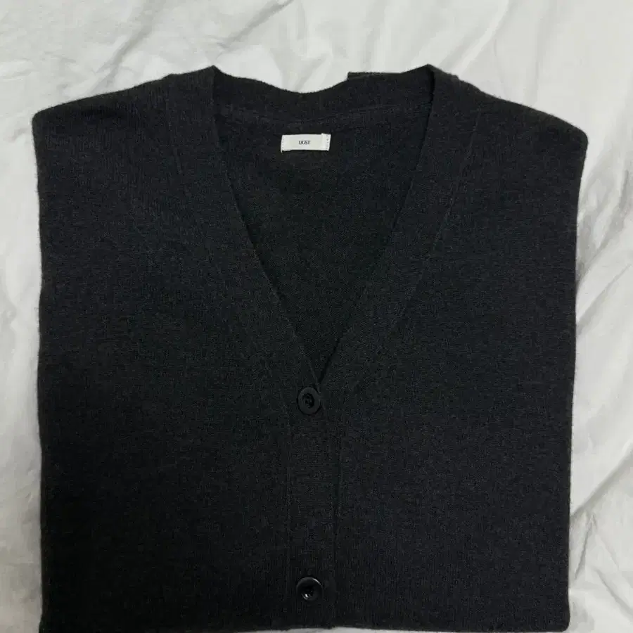 어그스트 oversized v-neck cardigan charcoal