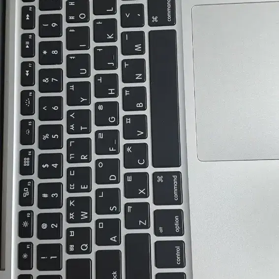 apple MacBook pro 액정 부서짐