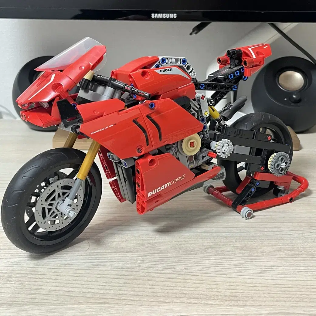 레고 테크닉 42107 Ducati Panigale V4 R