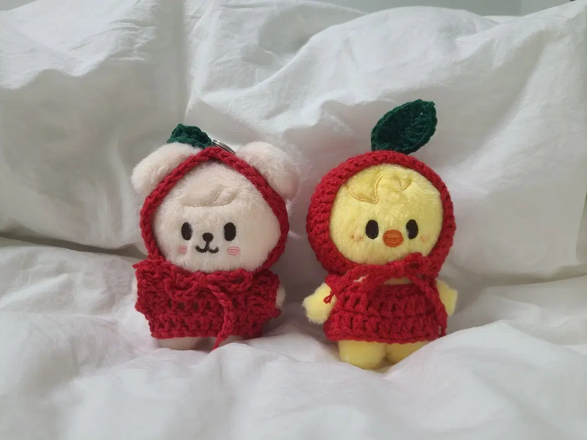 Skzoo 10 cm doll knitting apples