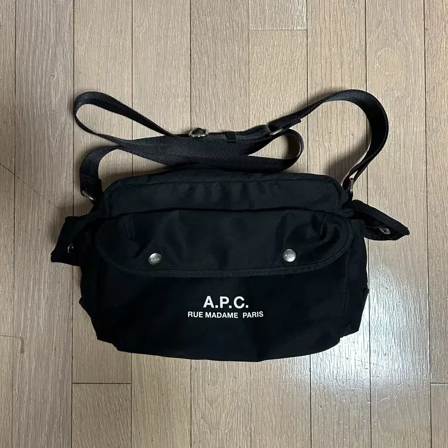 APC 아페쎄 숄더백