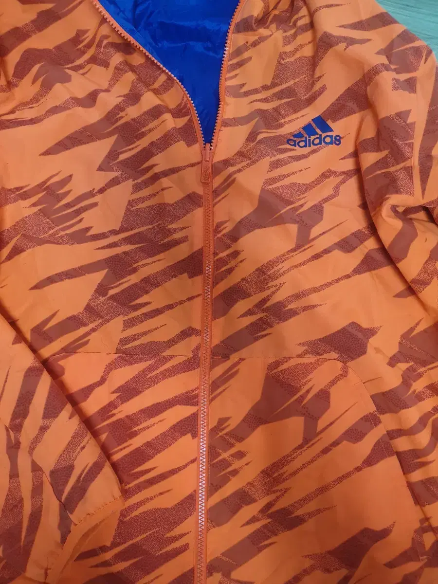 AdidasDouble-faced windbreaker 105